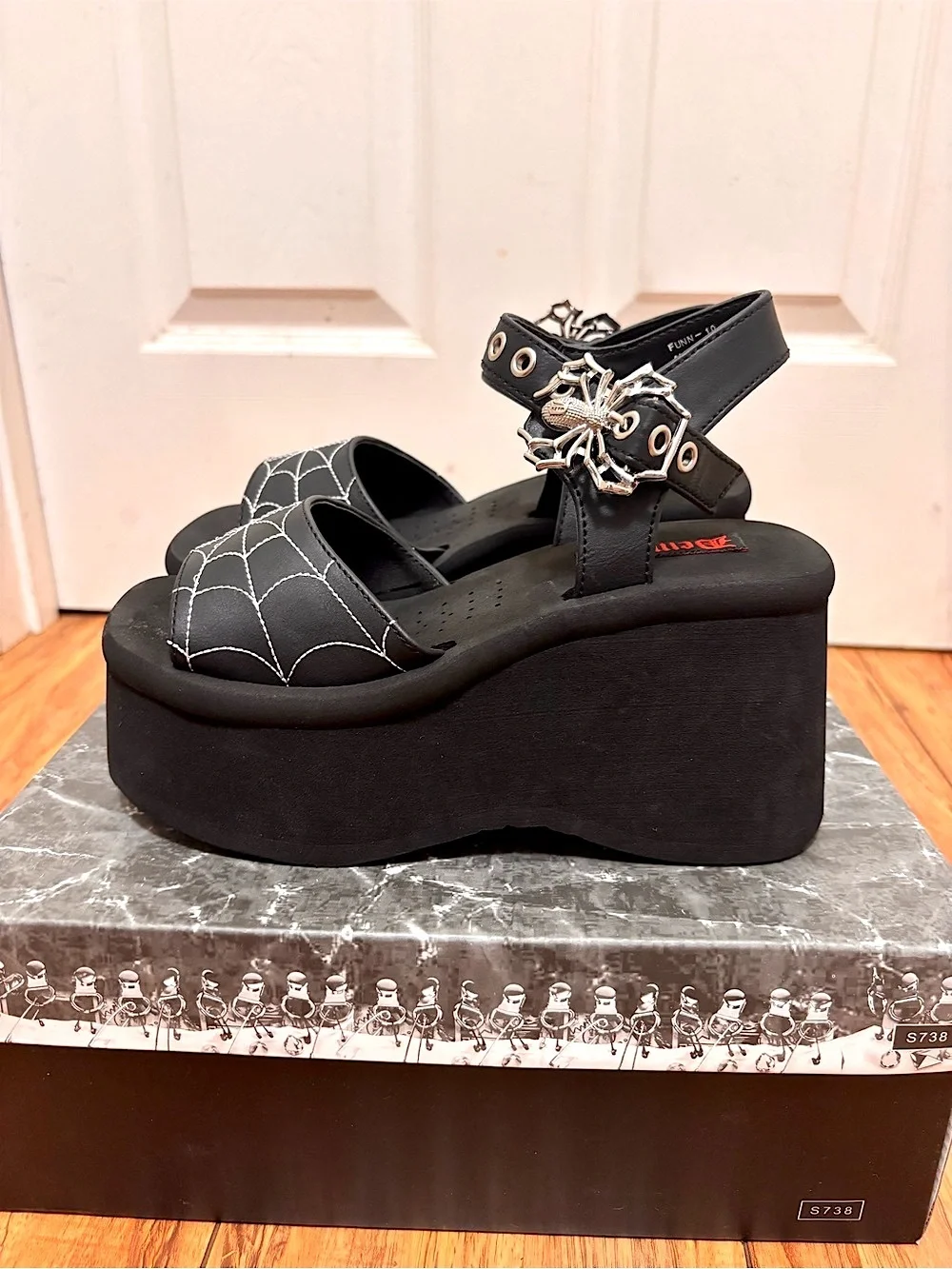 NIB DEMONIA Funn 10 Platform Sandal